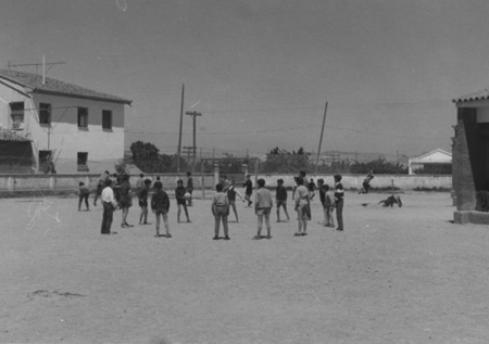NiÃ±os jugando en el patio del colegio de Maluenda.