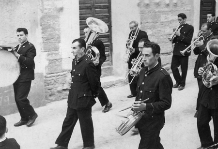 Banda de mÃºsica de Maluenda por las calles de la localidad.
