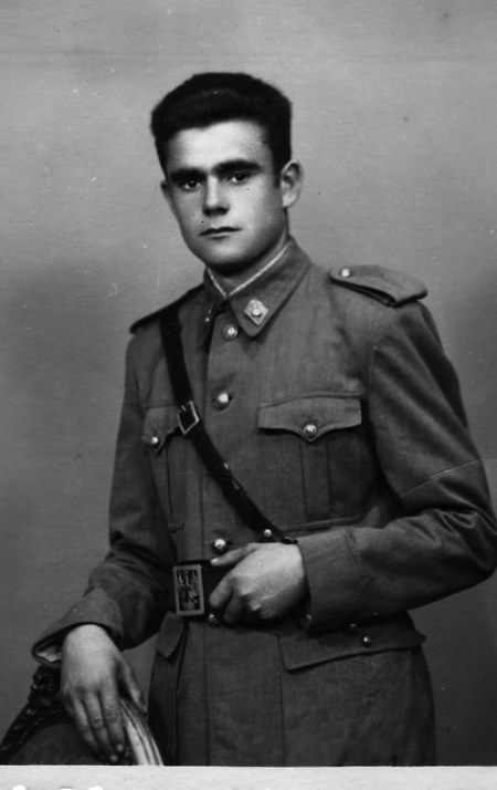 Muchacho de uniforme. Torralba de los Sisones