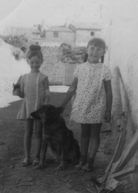 NiÃ±as junto a un perro. Torralba de los Sisones.