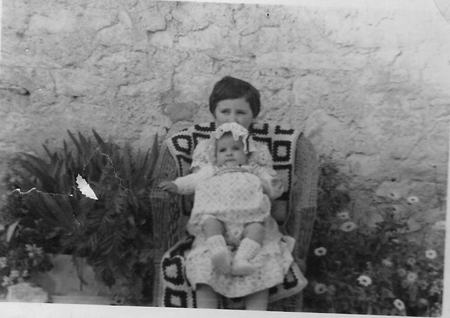 Retrato de niÃ±a con muÃ±eca. Torralba de los Sisones.