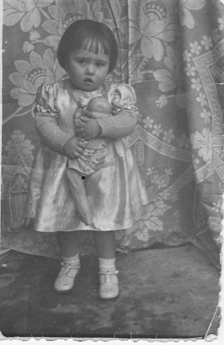 Retrato de niÃ±a con muÃ±eca. Torralba de los Sisones.