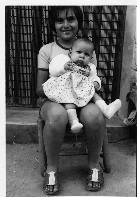 NiÃ±a con bebÃ©. Torralba de los Sisones.