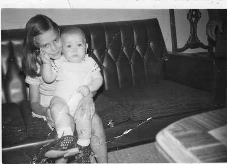 Dos niÃ±os en el sofÃ¡ de casa. Torralba de los Sisones.