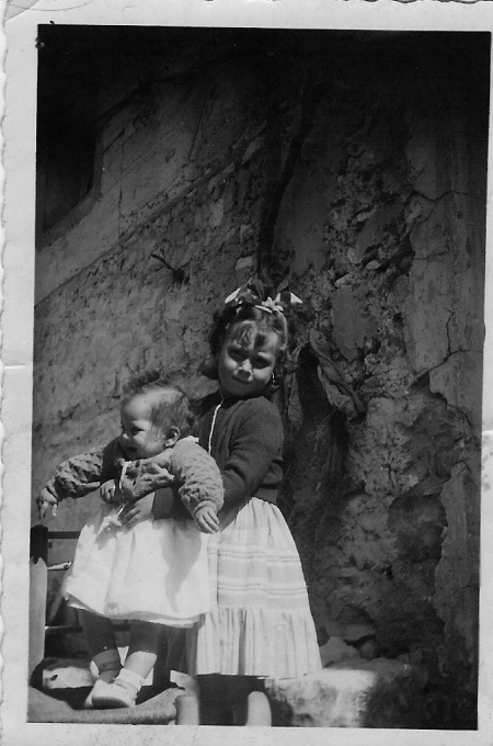 Retrato de una niÃ±a cogiendo a un bebÃ©. Torralba de los Sisones.