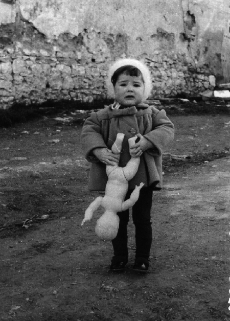 Retrato de una niÃ±a con muÃ±eco. Torralba de los Sisones.