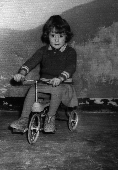 Retrato de un niÃ±o con triciclo. Torralba de los Sisones.