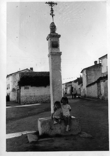 Dos niÃ±as junto al peirÃ³n en Torralba de los Sisones.