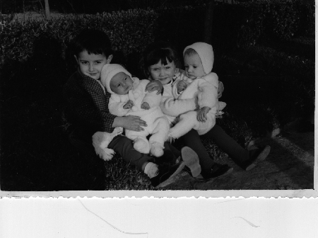 Dos niÃ±os y dos bebÃ©s. Torralba de los Sisones.