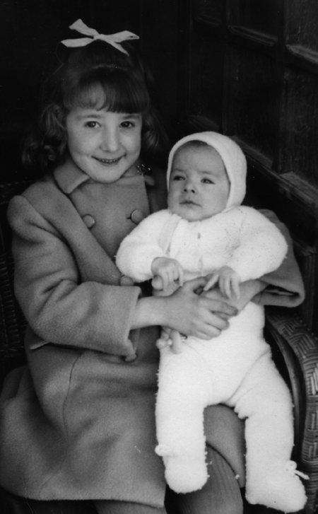 NiÃ±a con bebÃ©. Torralba de los Sisones.