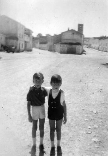 Dos niÃ±os en las calles de Torralba de los Sisones.
