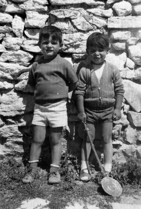 Retrato de dos niÃ±os junto a una pared. Torralba de los Sisones.