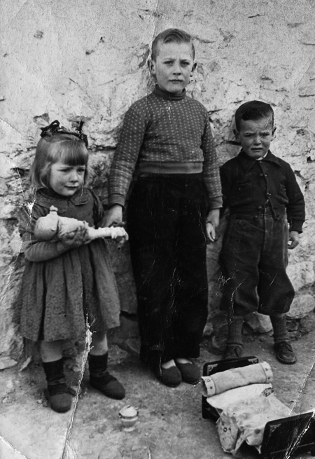NiÃ±os con juguetes. Torralba de los Sisones