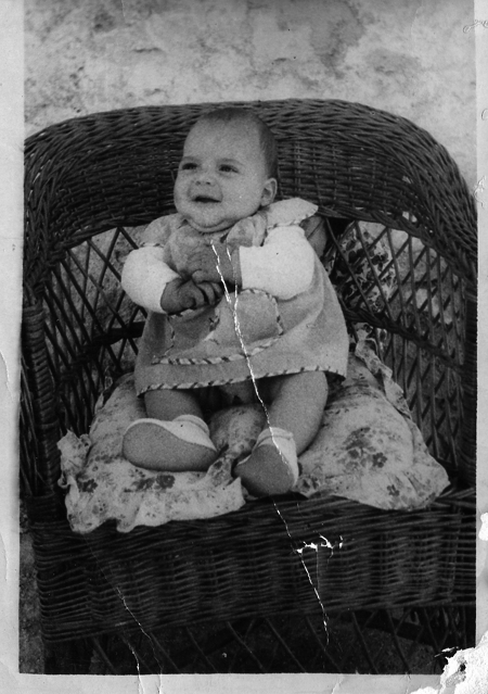 BebÃ© sentado en sillÃ³n de mimbre. Torralba de los Sisones