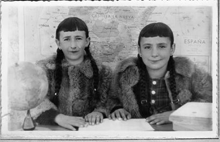 Retrato escolar de dos niÃ±as. Torralba de los Sisones.