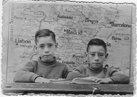 Retrato escolar de dos niÃ±os. Torralba de los Sisones.