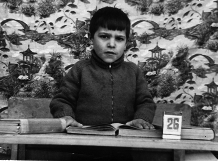 NiÃ±o con libros y tapiz de fondo. Torralba de los Sisones