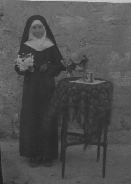 NiÃ±a vestida para la comuniÃ³n. Torralba de los Sisones.