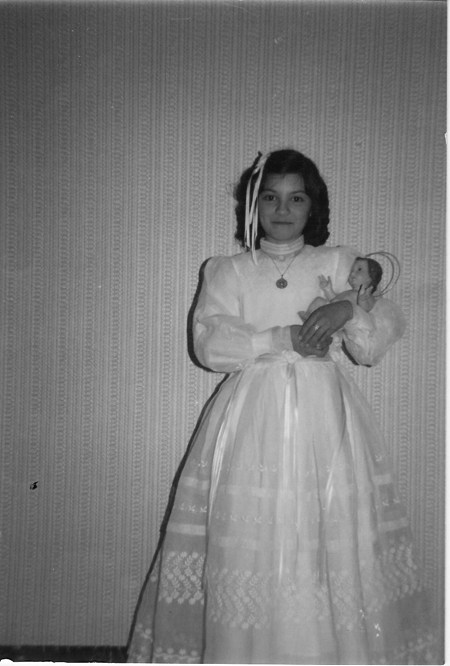 Retrato de niÃ±a de comuniÃ³n. Torralba de los Sisones.