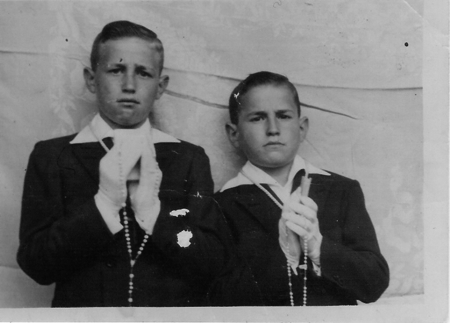 Dos niÃ±os vestidos de comuniÃ³n. Torralba de los Sisones.