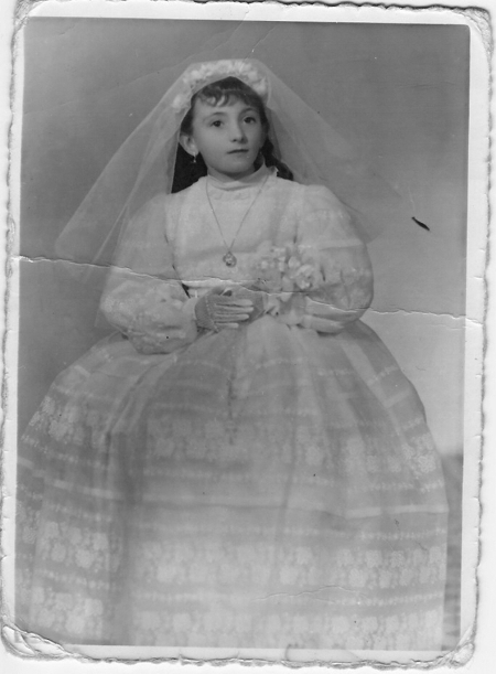 NiÃ±a vestida de comuniÃ³n. Torralba de los Sisones.