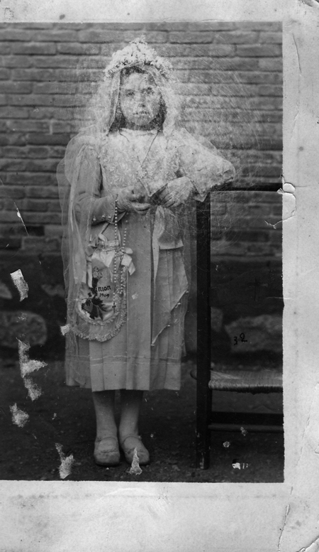 NiÃ±a de comuniÃ³n. Torralba de los Sisones