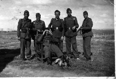 Soldados con perro en el campo. Torralba de los Sisones
