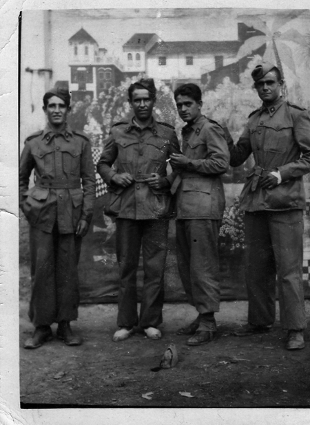 Soldados con lienzo de fondo. Torralba de los Sisones