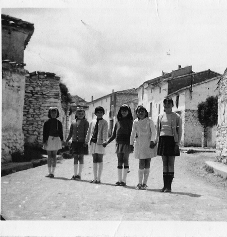 NiÃ±as en las calles de Torralba de los Sisones.
