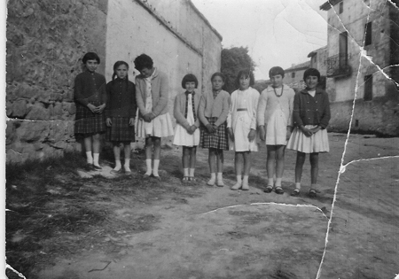 Grupo de niÃ±as en las calles de Torralba de los Sisones.