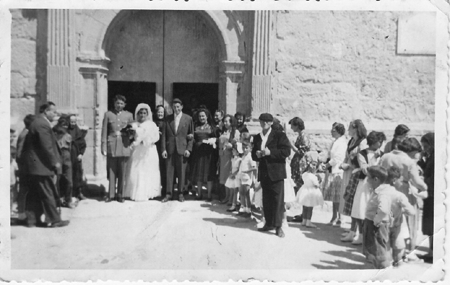 CelebraciÃ³n de una boda a la salida de la iglesia. Torralba de los Sisones.