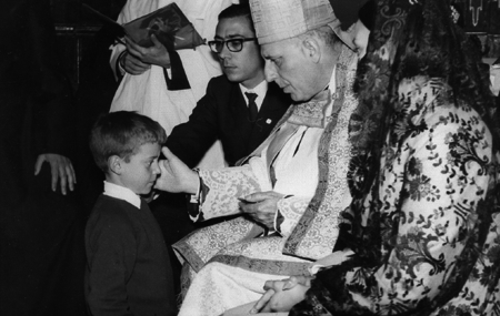 NiÃ±o junto al obispo en la iglesia. Torralba de los Sisones.