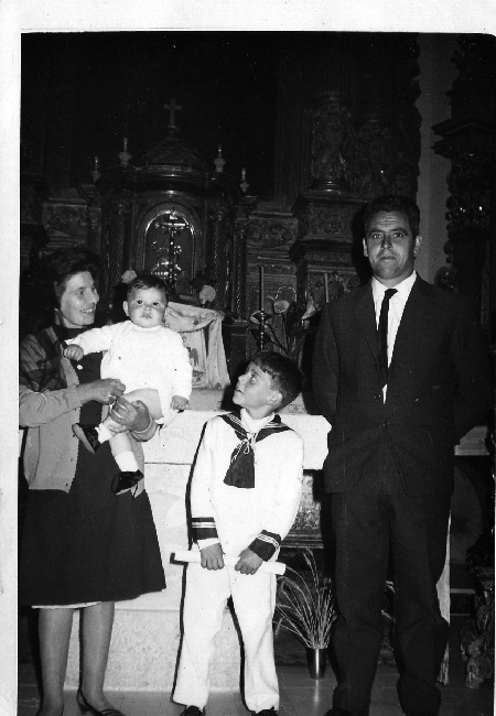 NiÃ±o haciendo la comuniÃ³n en la iglesia junto a su familia. Torralba de los Sisones.