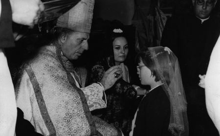 NiÃ±a en la Iglesia junto al obispo.Torralba de los Sisones.