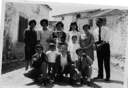 Familia con niÃ±a de comuniÃ³n. Torralba de los Sisones