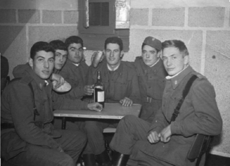 JesÃºs y amigos en el servicio militar. Villarquemado.