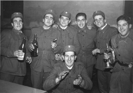 JesÃºs y amigos en el servicio militar. Villarquemado.