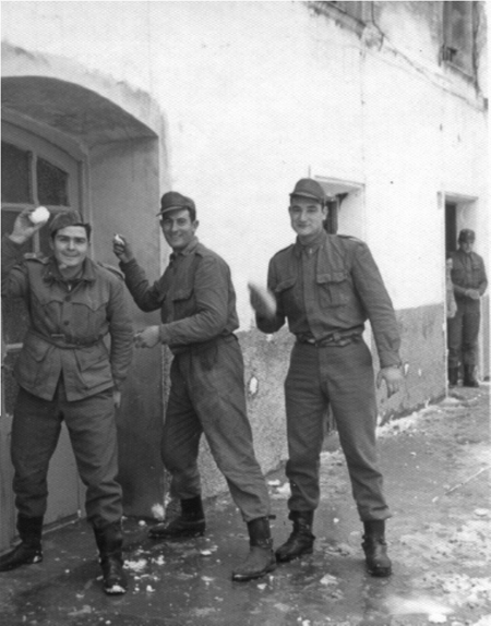 JesÃºs y amigos en el servicio militar. Villarquemado.