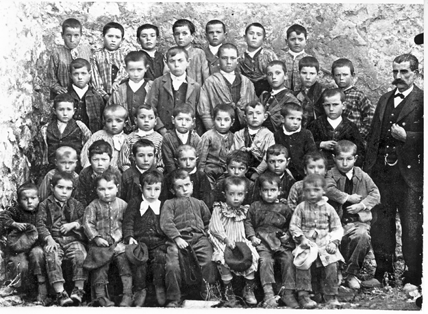 Foto escolar con muchos niÃ±os. BaÃ±Ã³n.