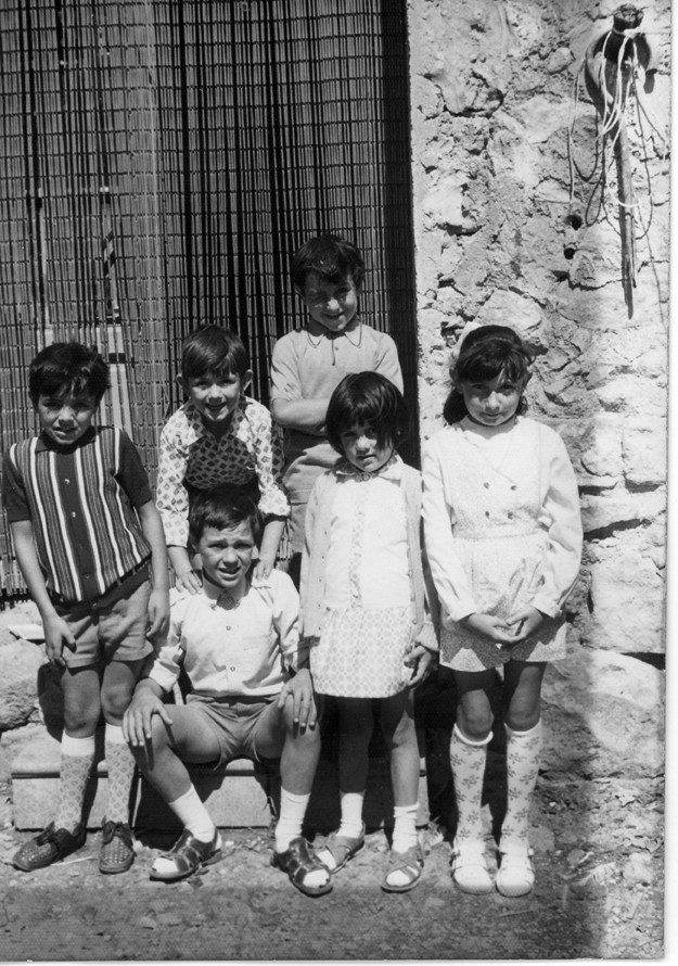 Grupo de niÃ±os en la puerta. BaÃ±Ã³n.