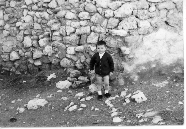 NiÃ±o delante de pared. BaÃ±Ã³n.
