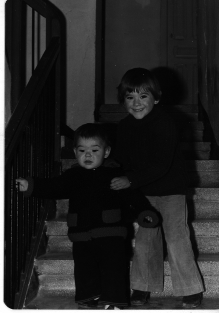 NiÃ±os en la escalera. BaÃ±Ã³n.
