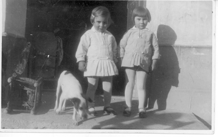 NiÃ±os en la puerta de casa. BaÃ±Ã³n.