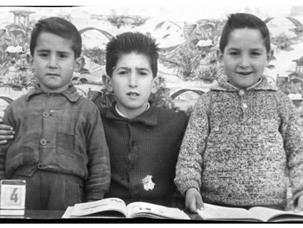 Tres niÃ±os en la escuela. Bello