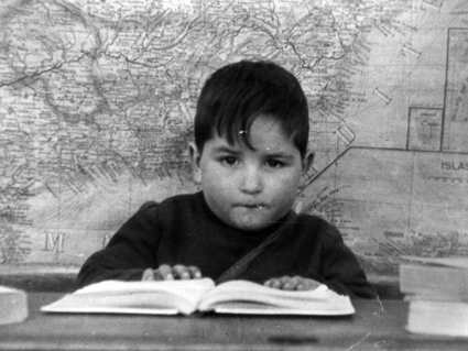 NiÃ±o en la escuela. Bello