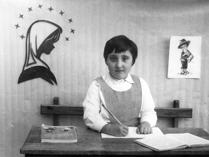NiÃ±a en la escuela. Bello