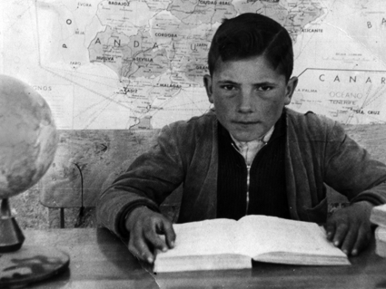 NiÃ±o en la escuela. Bello