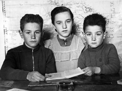 Tres niÃ±os en la escuela. Bello