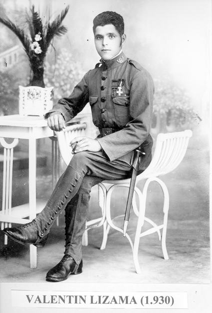 Joven con uniforme. Bello