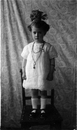 NiÃ±a subida en una silla. CastejÃ³n de Tornos